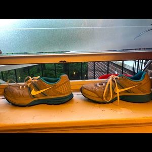 Sneakers comfortable —— never worn —-